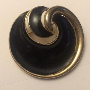 Vintage Crown Trifari MCM enamel black gold round swirl pin brooch 2”